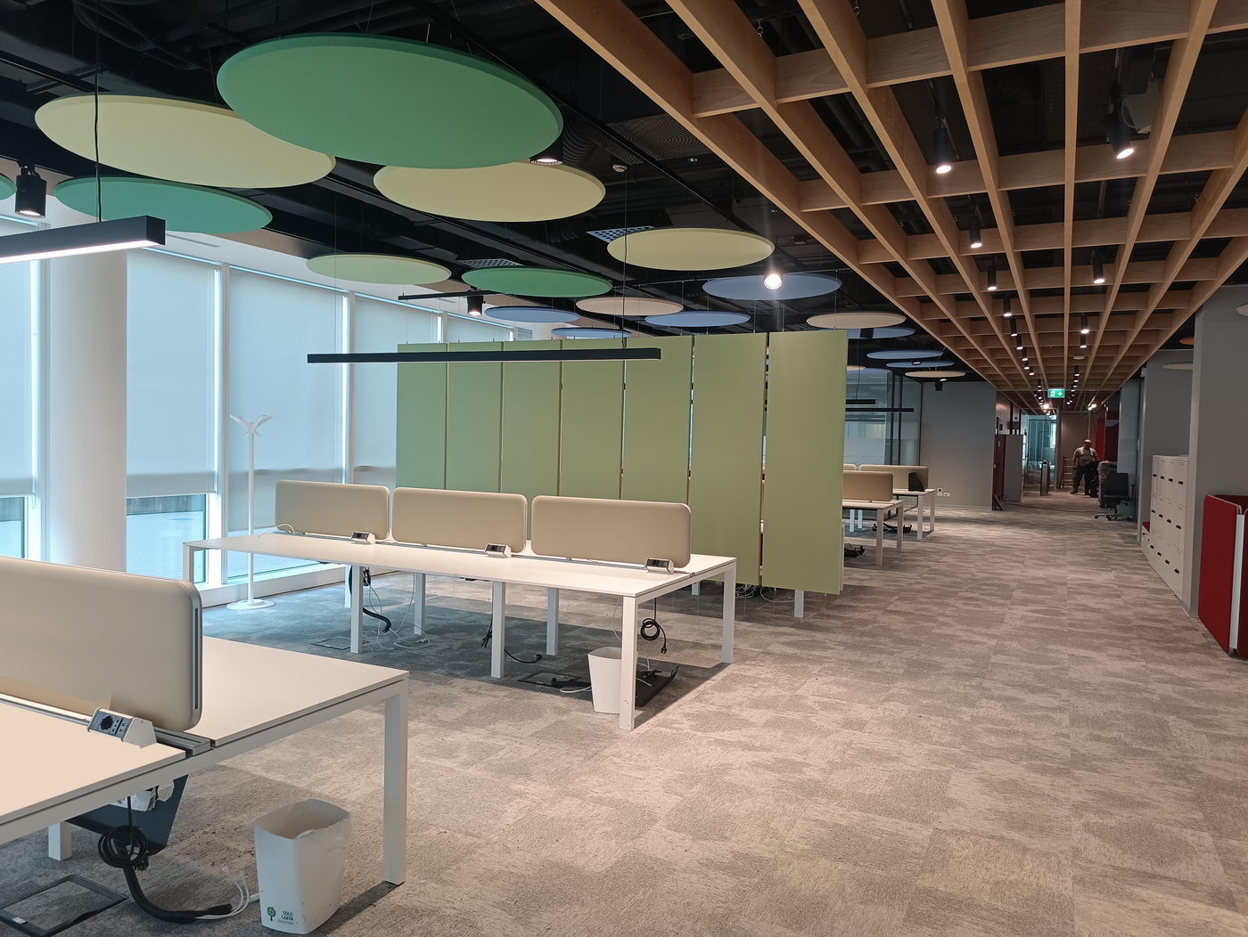 Acoustic-comfort-sound-absorbing-panels-open-space