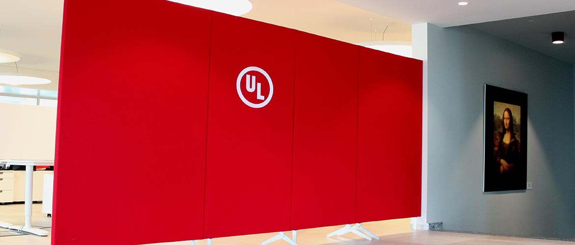 Sound-absorbing-movable-wall-with-freestand-Shelter