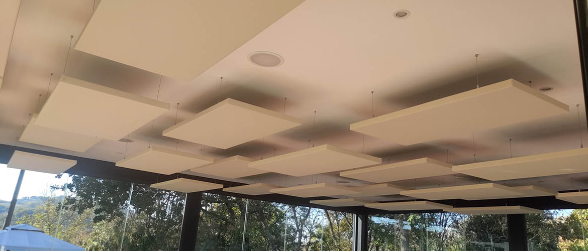 Sound-absorbing-white-ceiling-panels-restaurant