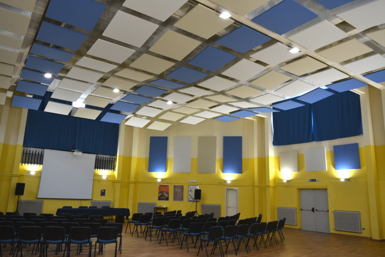 Multifunctional-spaces-suspended-sound-absorbers-for-reverb-control