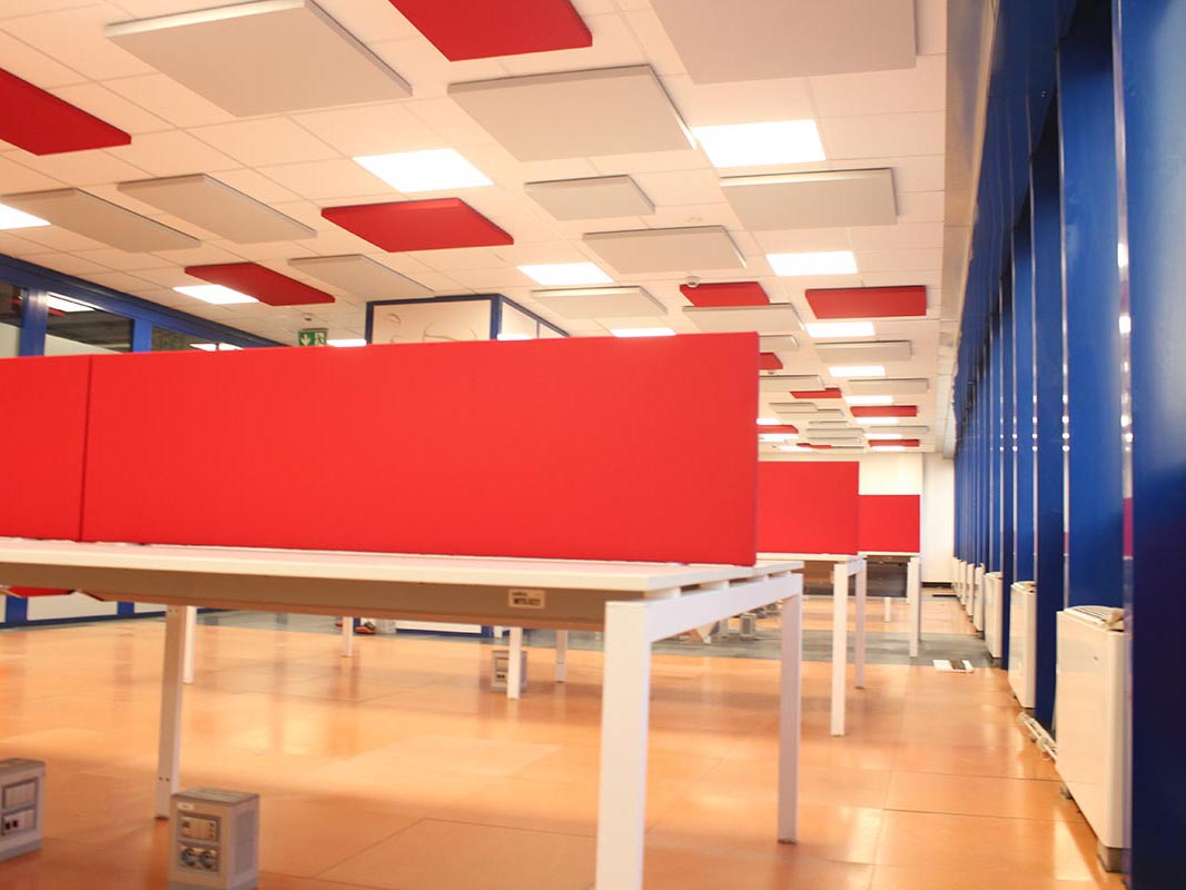 Acoustic-screens-for-desks-and-sound-absorbers-ceiling-installation