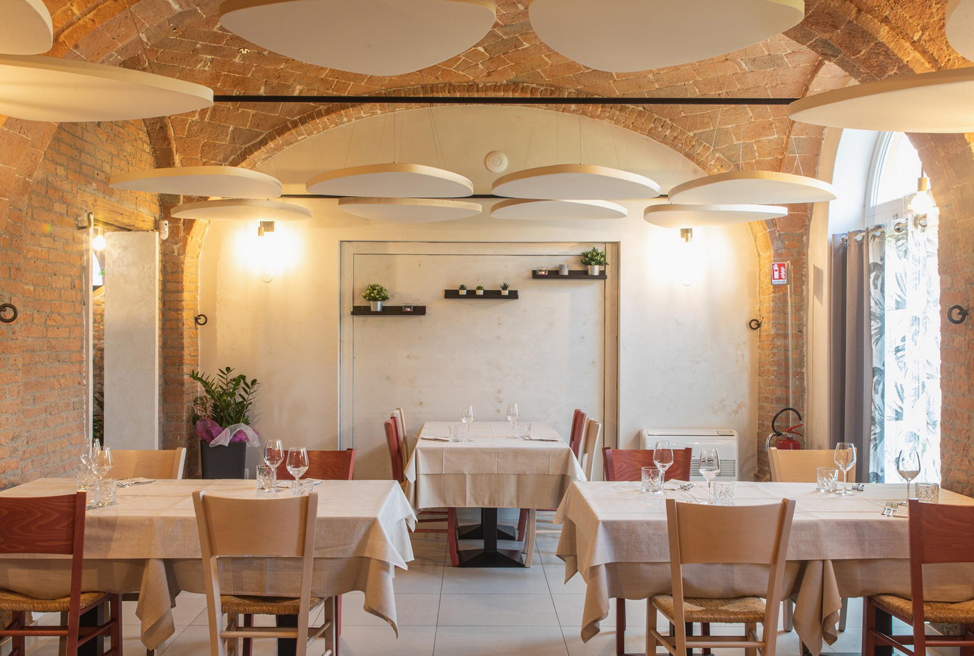 Location-elegant-vaulted-ceiling-noise-reduction-panels-Plettro-Restaurant-Cà-del-mare-Malalbergo-Bologna