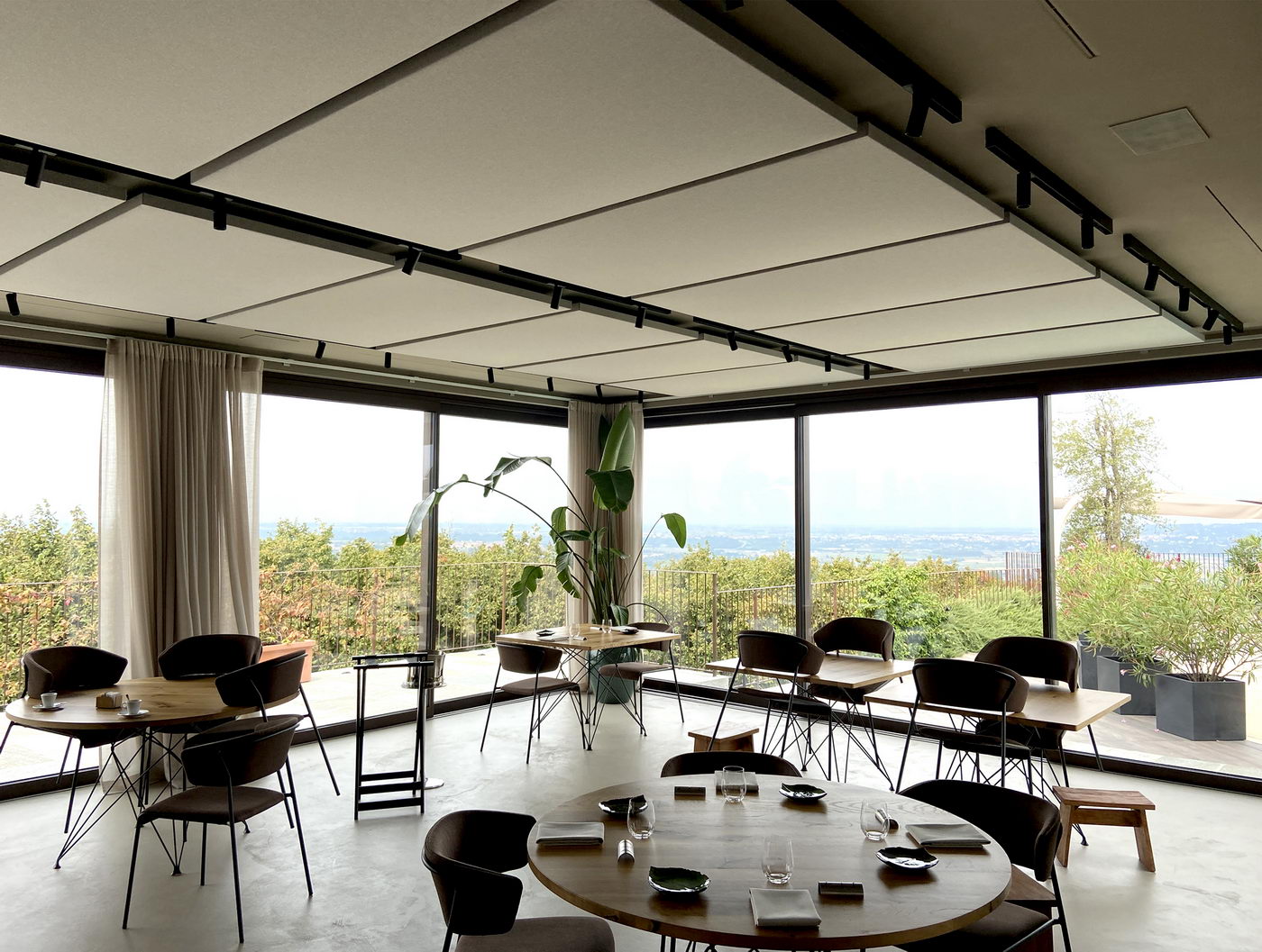 Noise-treatment-restaurant-design-minimal-set-up-Agricola-Brandini-Langhe-prestigious-location