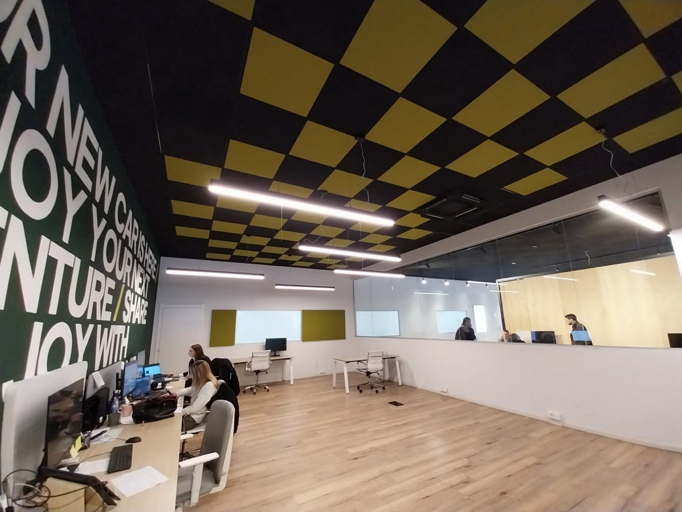 Soffitto-modulare-60x60-pannelli-fonoassorbenti-trattamento-acustico