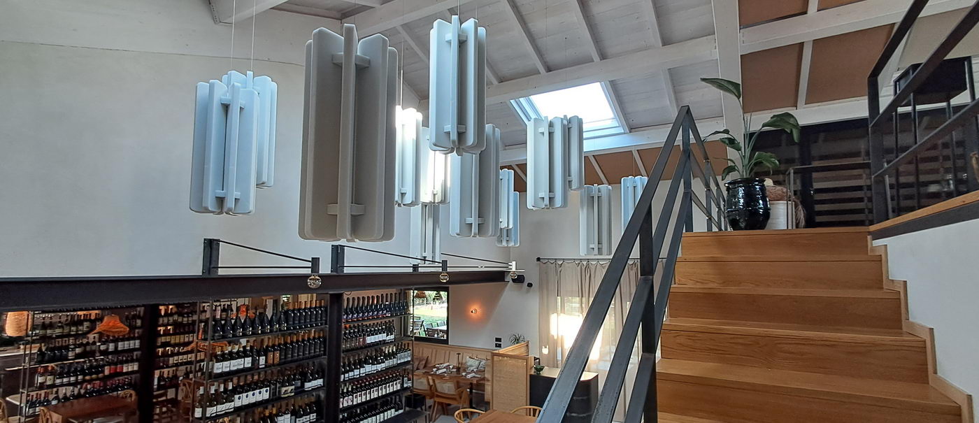 Cilindri-sospesi-fibra-di-poliestere-serie-Radial-soluzioni-fonoassorbenti-innovative-di-design-enoteca-Roma