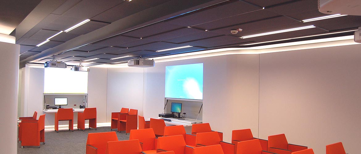 Controsoffitto-acustico-modulare-sala-conferenze-Poste-Italiane-Roma
