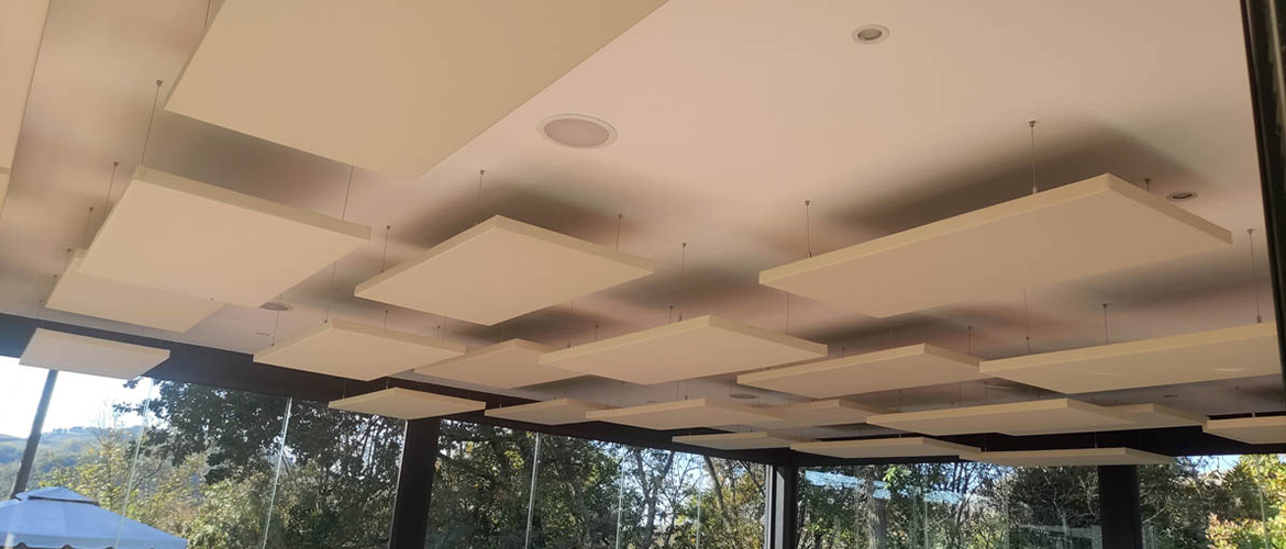 Pannelli-fonoassorbenti-bianchi-soffitto-ristorante