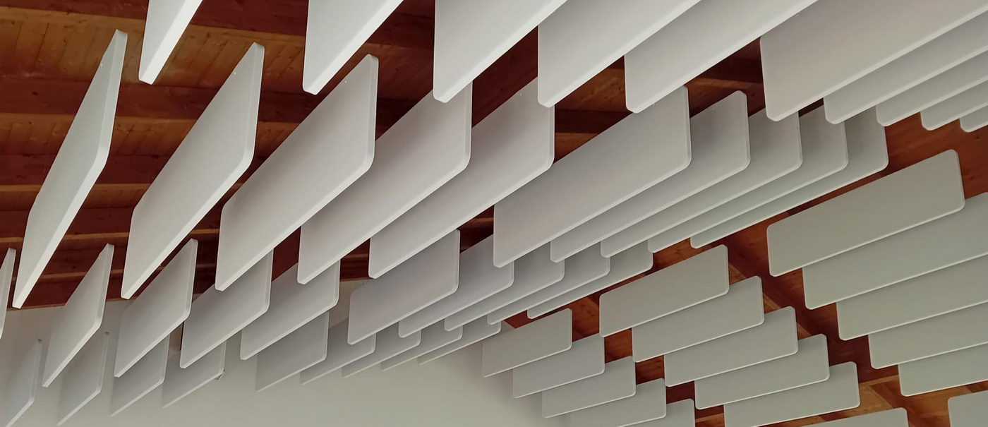 Trattamento-acustico-auditorium-pannelli-baffle-fonoassorbenti-a-soffitto-sala-concerto
