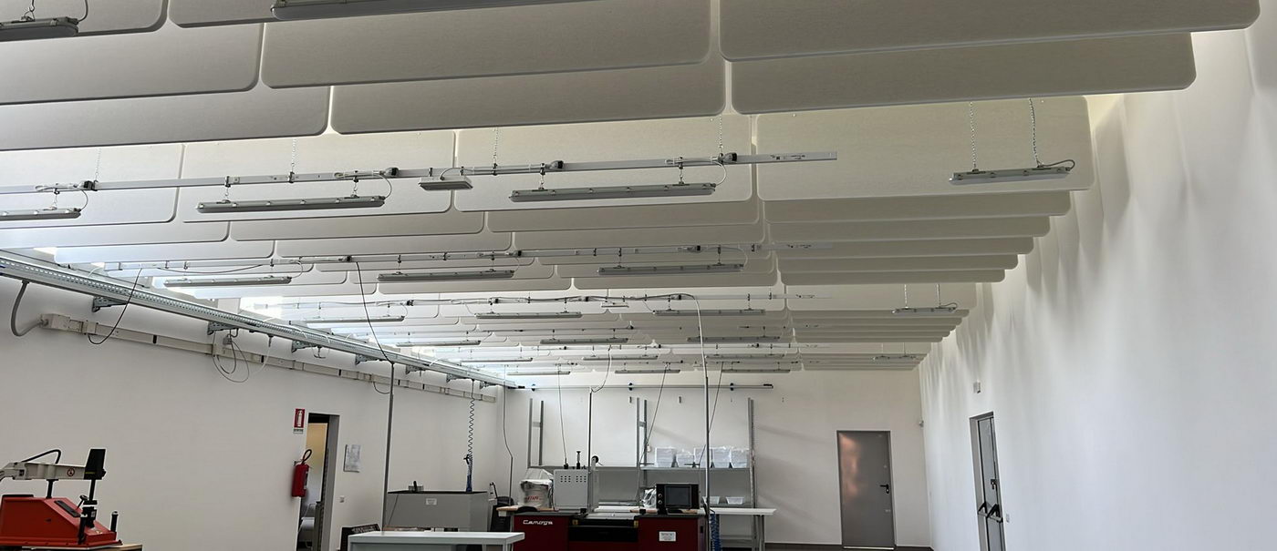 Trattamento-acustico-baffle-fonoassorbenti-poliestere-ignifughi-reparto-laboratorio-industriale