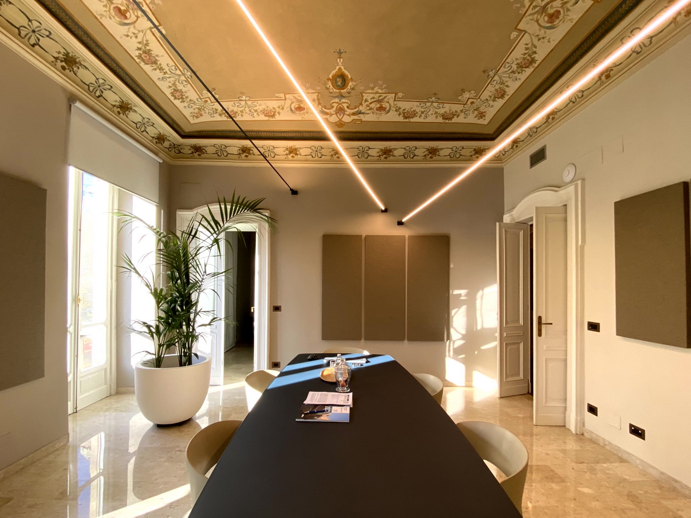Pannelli-decorativi-rivestiti-in-tessuto-trattamento-acustico-sala-palazzo-storico