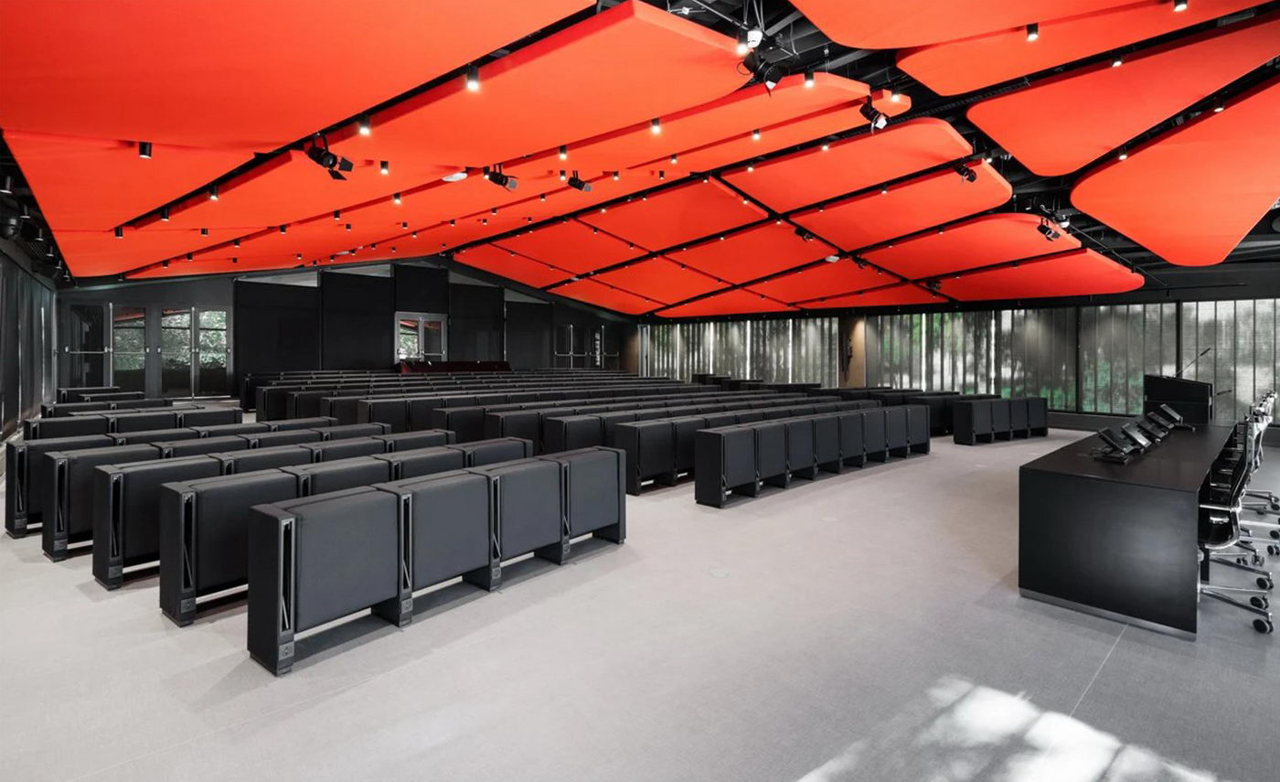 Pannelli-acustici-di-design-su-misura-rivestiti-in-tessuto-installazione-soffitto-sala-conferenze