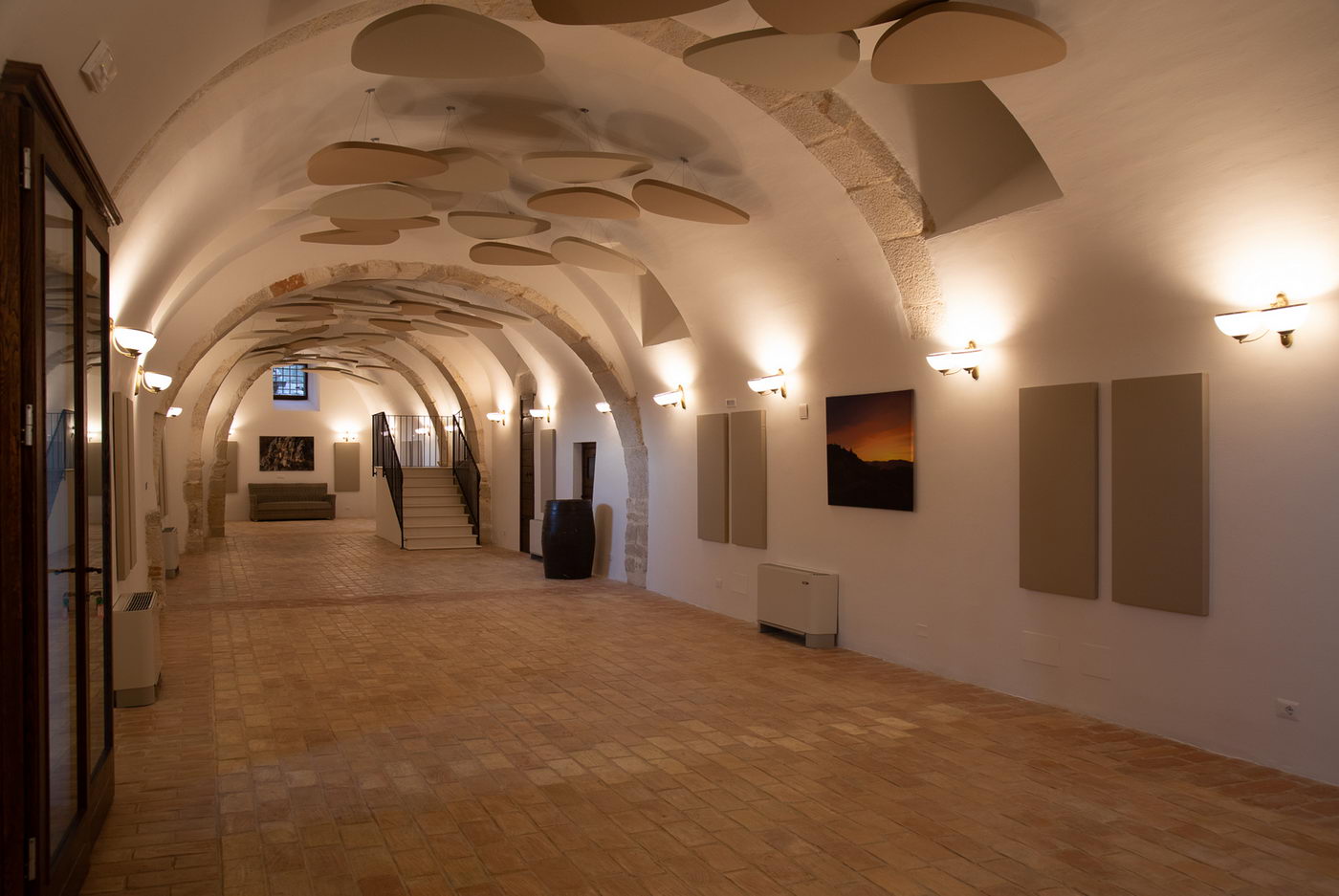 Spazio-collettivo-pannelli-fonoassorbenti-parete-soffitto-edifici-storici