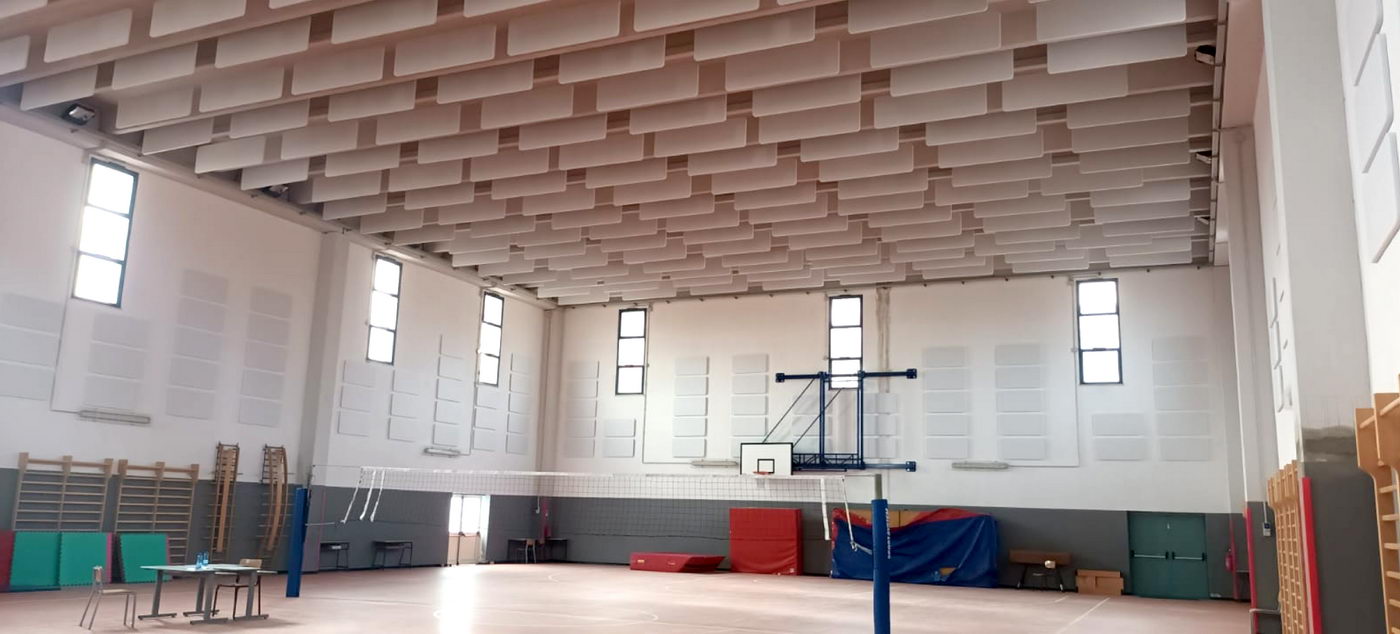 Trattamento-acustico-riverbero-palestra-pannelli-baffle-acustici-poliestere-ignifugo-leggero-sicurezza-anticaduta