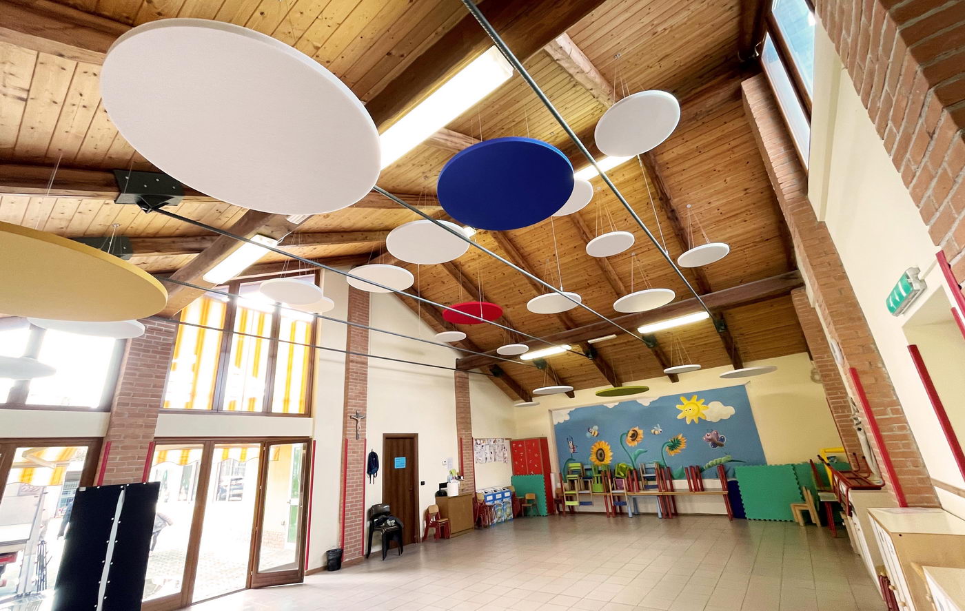 Scuola-materna-miglioramento-comfort-acustico-isole-sospese-circolari-colorate-supporto-progettuale-gratuito