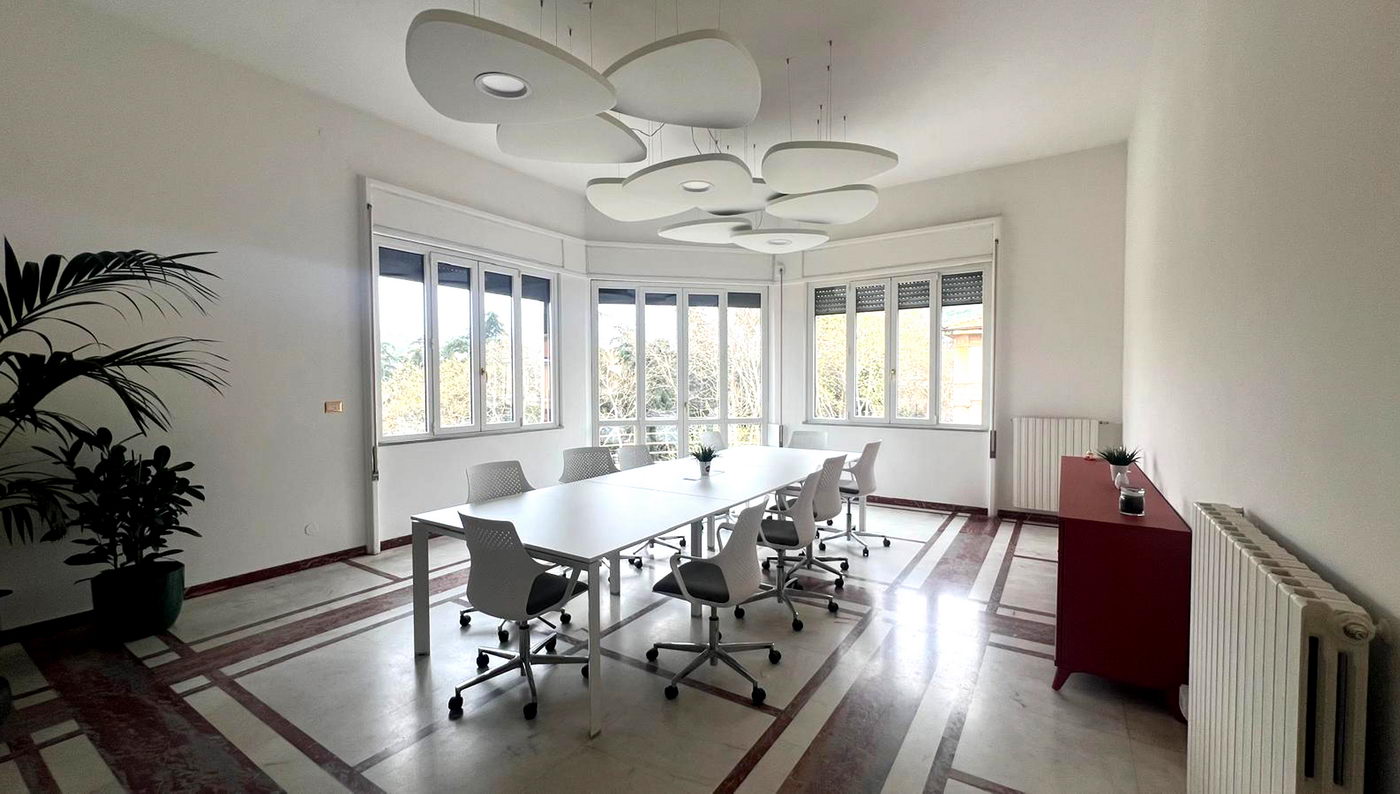 Lampade-fonoassorbenti-tavolo-riunioni-riduzione-rumore-e-gestione-illuminazione-design-sala-meeting
