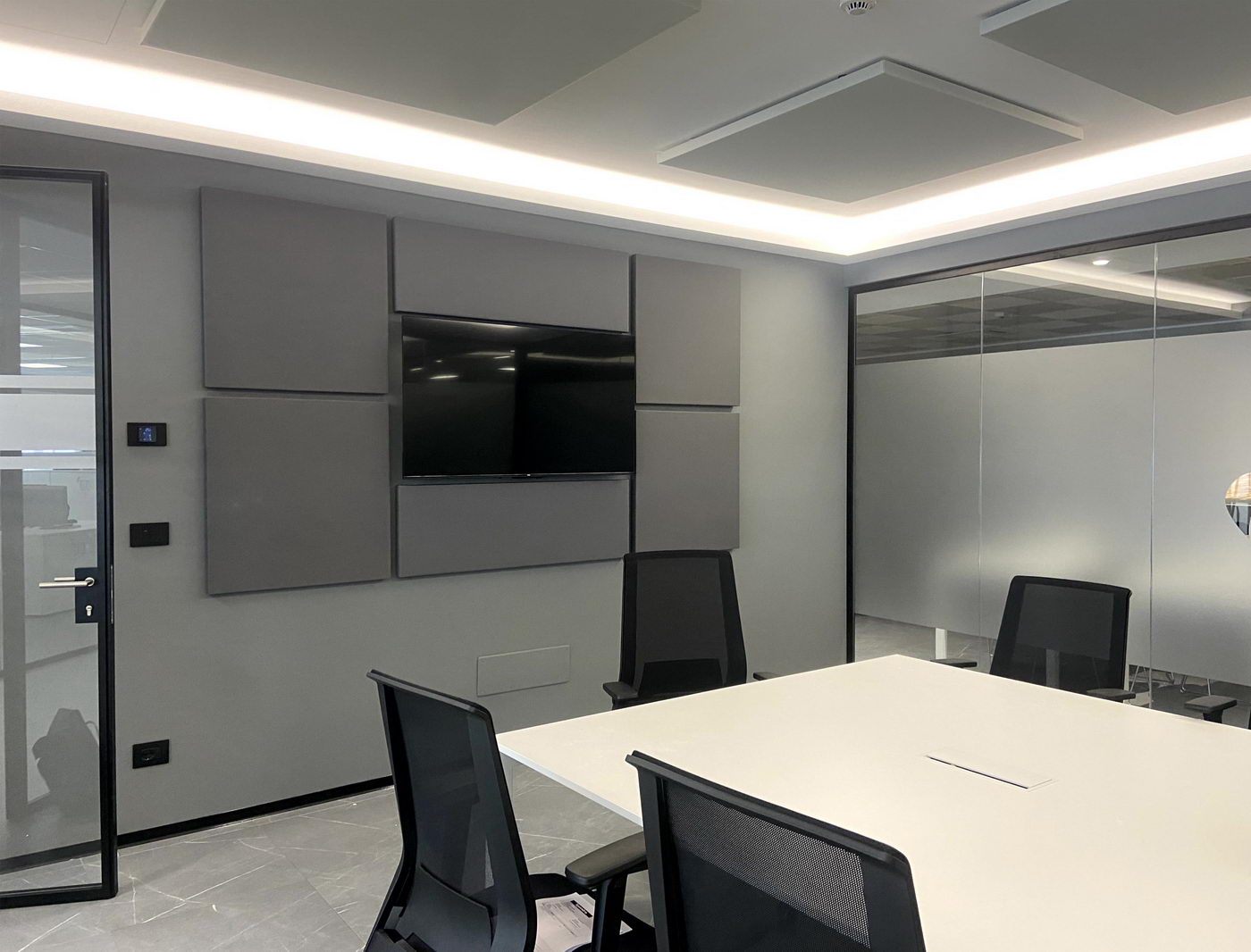 Pannelli-decorativi-fonoassorbenti-installazione-parete-sala-conference-call-colori-e-dimensioni-su-misura