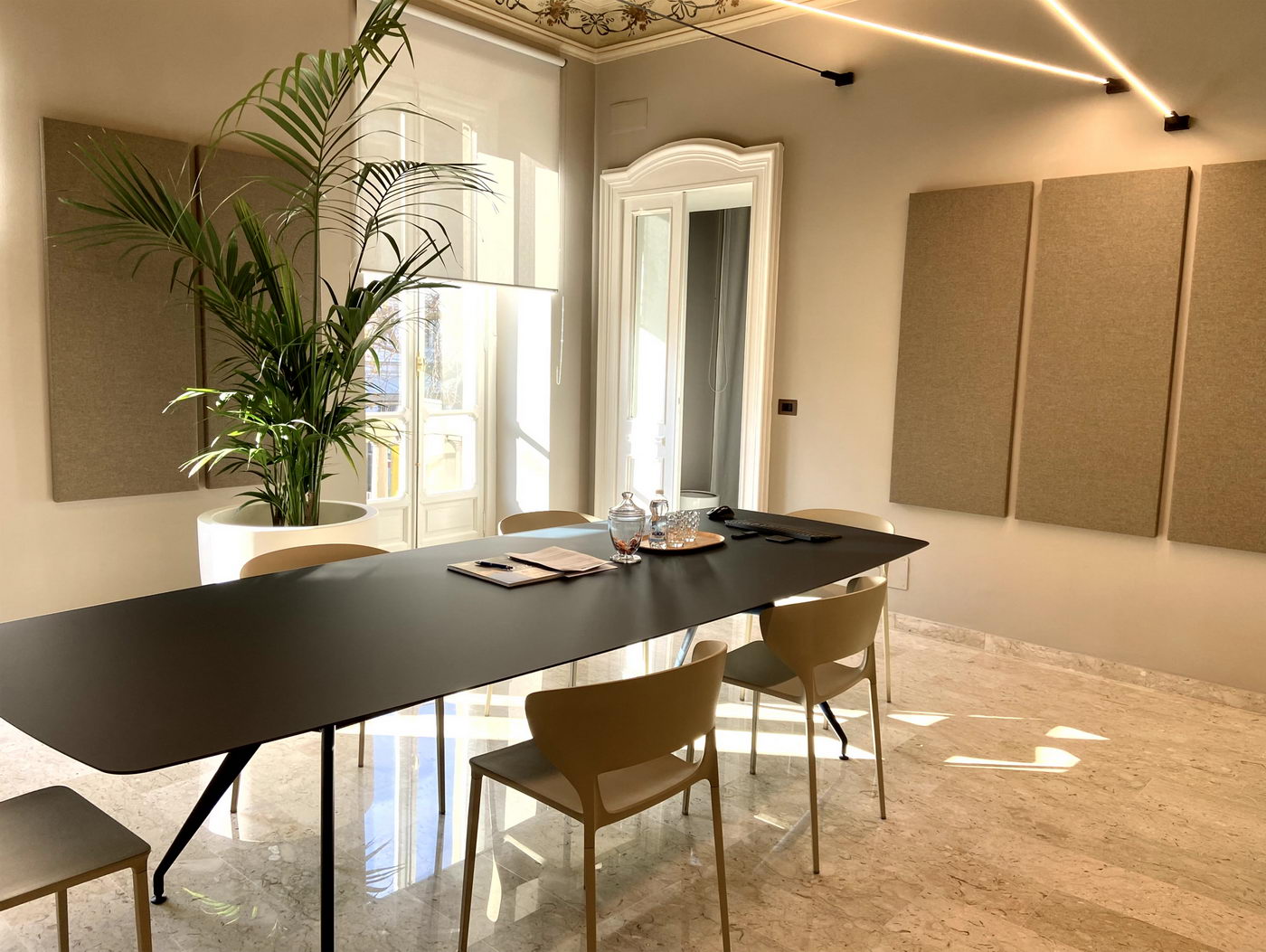 Allestimento-di-design-ufficio-pannelli-acustici-eleganti-in-tessuto-beige-parete-texture-e-finiture-di-pregio