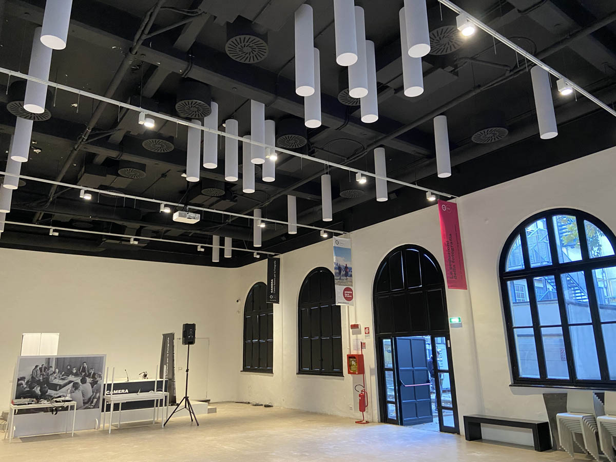 Prisma-baffles-fonoassorbenti-cilindrici-soffitto